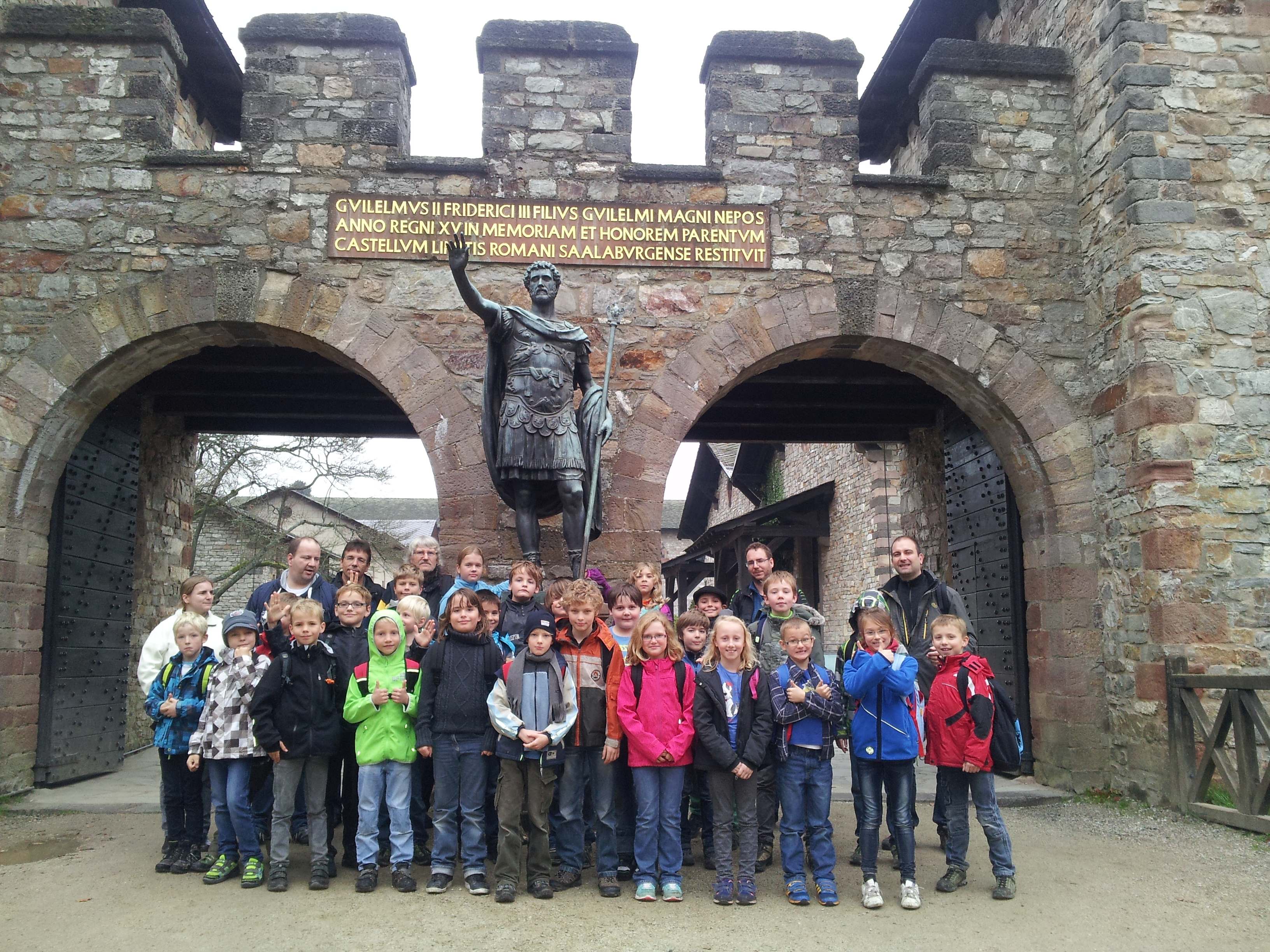 Gruppenfoto vor dem Eingang der Saalburg