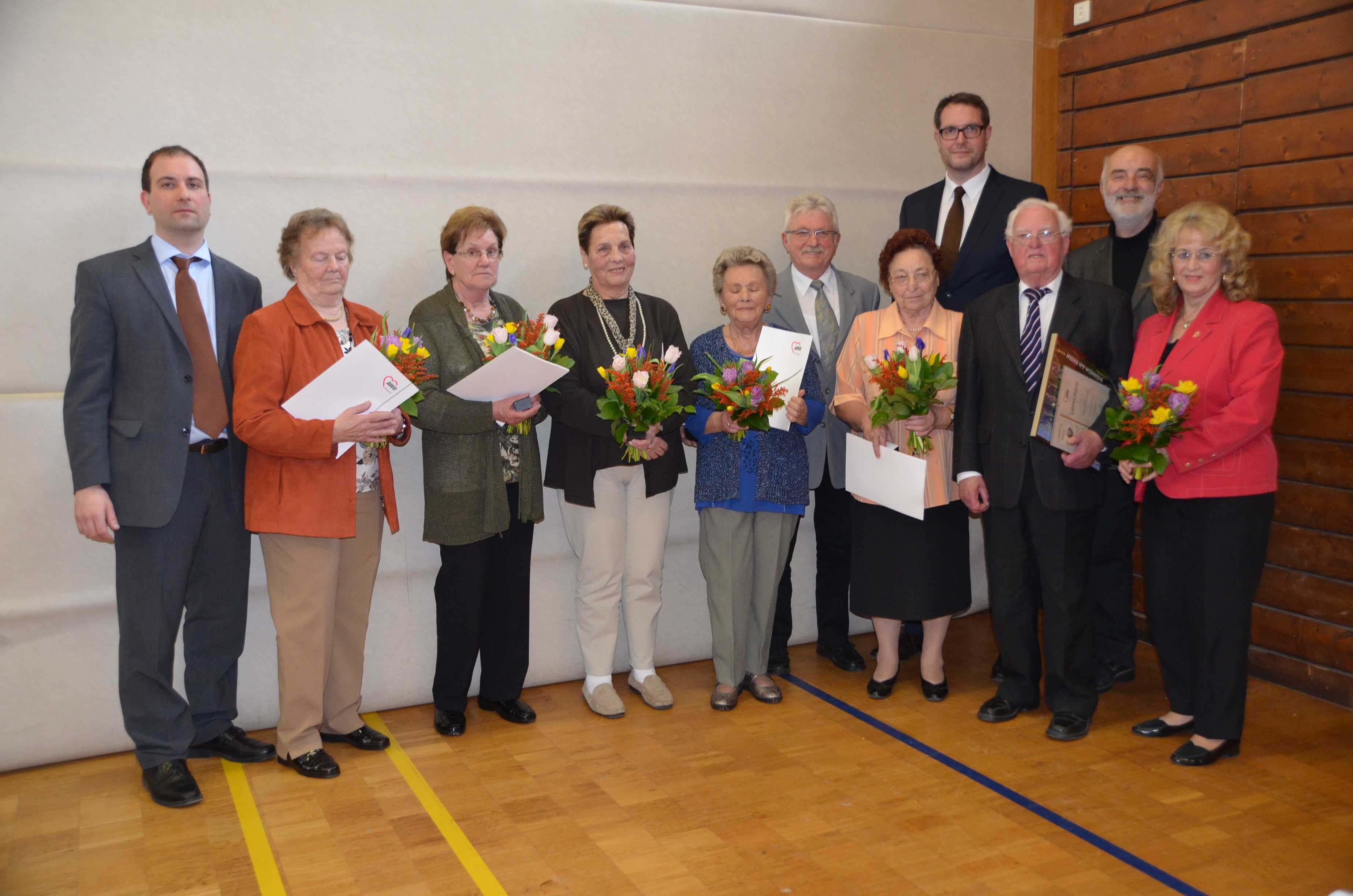 Das Bild zeigt von links nach rechts: Daniel Hoffmann (Vorsitzender), Loni Schenk, Ria Jochem, Renate Kiefer, Katharina Theuerkauf, Gerd Krenzer, Ortrud Wehren, Alexander Schweitzer (Sozialminister), Hermann Steinfurth, Zoran Werner und Ursel Orth.